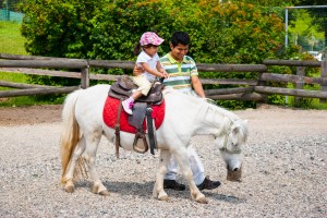 Agata sul pony con Jairo